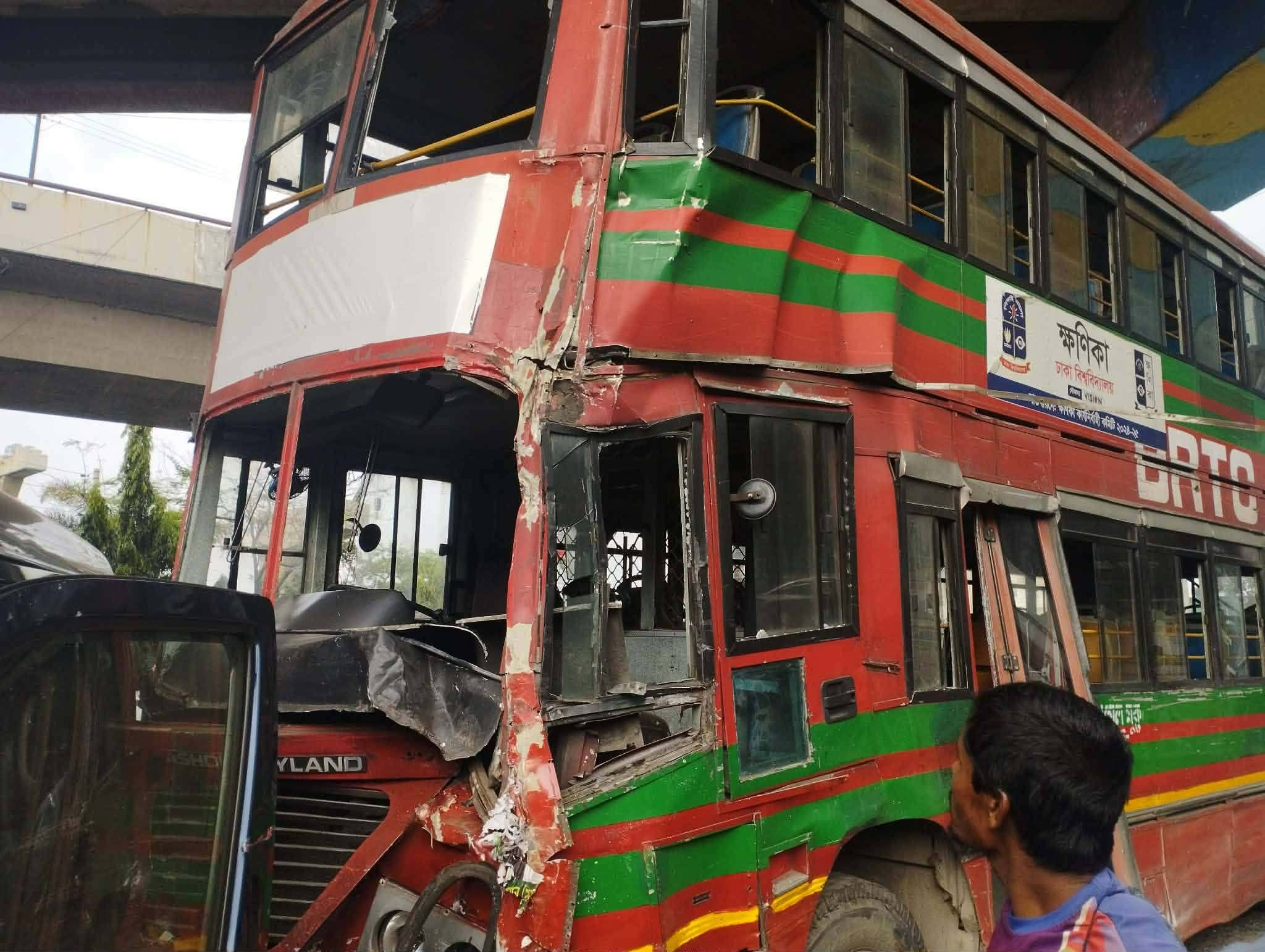 রাজধানীতে ঢাবির বাস দুর্ঘটনা, আহত ৮